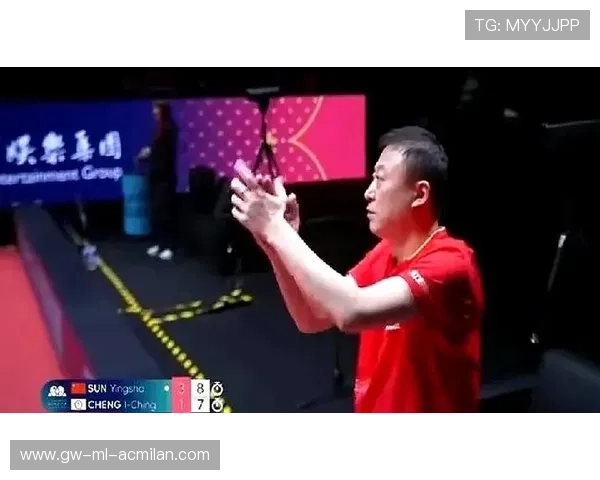 网球擦网球的奇葩瞬间：幸运得分引爆全场笑声