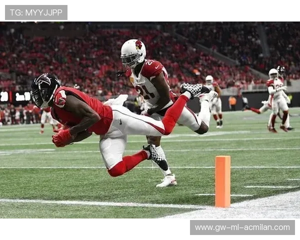 NFL外接手高速接球冲刺达阵点燃赛场